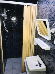 uma casa de banho com um lavatório e um chuveiro em HARRYS RESIENDENCE em Bangkok