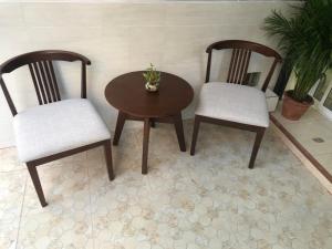 two chairs and a table and a table and chairs at HARRYS RESIENDENCE in Bangkok