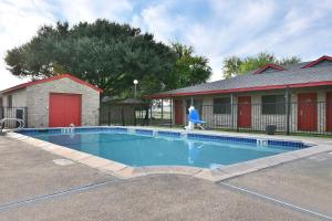 Bazén v ubytování Americas Best Value Inn Lockhart TX nebo v jeho okolí