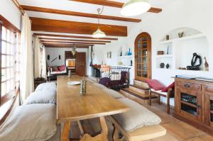 a living room with a table and a couch at Casabra in Palma de Gandía