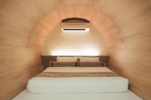 A bed or beds in a room at Hotel Sfera