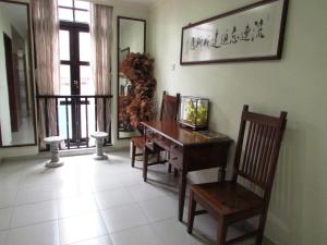 comedor con mesa de madera y sillas en Asphodel Inn, en Singapur