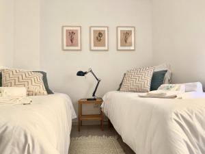 two beds sitting next to each other in a bedroom at Apartments Center Santos in Lisbon