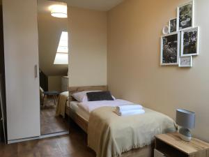 a bedroom with two beds and a mirror at Apartament Silence Triventi Agat in Karpacz