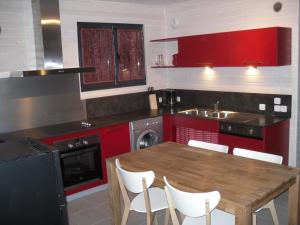 Kuchyň nebo kuchyňský kout v ubytování Gîte chalet bois avec spa privatif + 21 fotografií