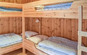 two bunk beds in a wooden cabin at Stunning Home In Sjusjøen With Kitchen in Sjusjøen