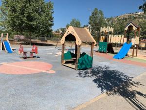 een speeltuin met verschillende glijbanen en schommels in een park bij Casita en Granada in Granada