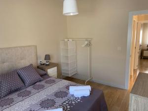 een slaapkamer met een bed met een paarse sprei bij Casita en Granada in Granada
