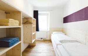 アイゼンエルツにあるBeautiful Apartment In Eisenerz With 2 Bedrooms And Wifiのベッド2台と窓が備わる客室です。