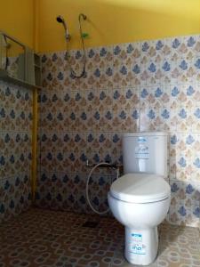 La salle de bains est pourvue d'une douche et de toilettes. dans l'établissement J-Rima Homestay Borong, à Wado