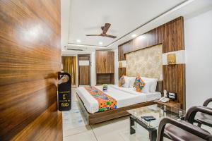印多尔FabHotel Rajnandani Residency Bhawarkua的配有床和书桌的酒店房间
