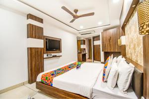 FabHotel Rajnandani Residency Bhawarkua客房内的一张或多张床位
