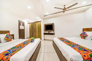 FabHotel Rajnandani Residency Bhawarkua客房内的一张或多张床位