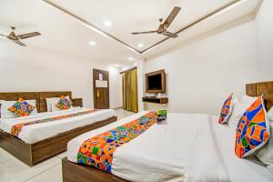 FabHotel Rajnandani Residency Bhawarkua客房内的一张或多张床位