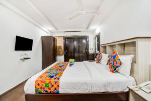 FabHotel Rajnandani Residency Bhawarkua的电视和/或娱乐中心