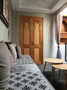 Camera con letto e porta in legno di Riad Le Marrakech Berrima a Marrakech Altre 38 foto