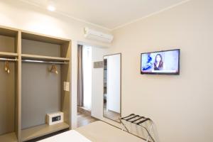 TV a/nebo společenská místnost v ubytování Hotel Baia di Paré