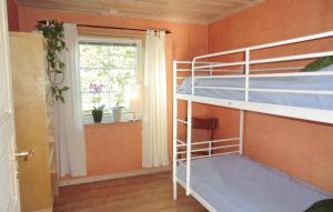 Tempat tidur susun dalam kamar di Awesome Home In Slvesborg With Kitchen
