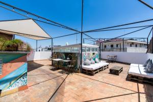 Patio lub wspólna przestrzeń na świeżym powietrzu w obiekcie Black Swan Hostel Sevilla