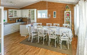een keuken met een tafel en stoelen in een kamer bij 5 Bedroom Stunning Home In seral in Åseral