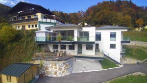 una grande casa bianca in cima a una collina di Traum Blick Sankt Gilgen a Sankt Gilgen