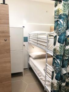 Hostellino emeletes ágyai egy szobában
