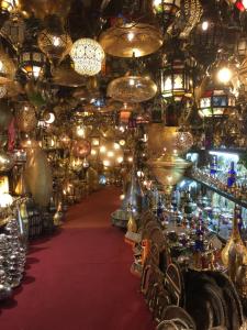 un negozio pieno di luci e lampadari a braccio di Riad Le Marrakech Berrima a Marrakech