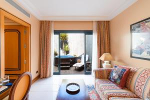 uma sala de estar com um sofá e uma mesa em Villa VIK - Hotel Boutique em Arrecife