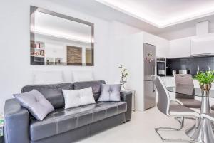 sala de estar con sofá y mesa en Charming 1BR Apartment In Heart Of Monaco, en Montecarlo