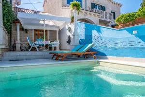 Bazén v ubytování Apartments Villa Camellia - Adults Only nebo v jeho okolí