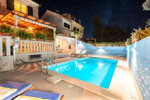 Bazén v ubytování Apartments Villa Camellia - Adults Only nebo v jeho okolí