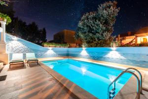 Bazén v ubytování Apartments Villa Camellia - Adults Only nebo v jeho okolí