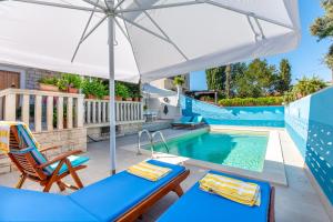 Bazén v ubytování Apartments Villa Camellia - Adults Only nebo v jeho okolí