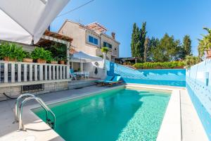 Bazén v ubytování Apartments Villa Camellia - Adults Only nebo v jeho okolí