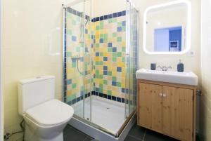 Un baño con ducha, inodoro y lavabo. en Maresia - Beachfront Peniche Apartment, en Peniche 21 fotos más