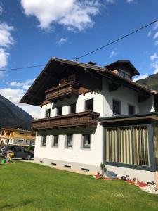 ein weißes Haus mit Balkon darüber in der Unterkunft Kienburg in Matrei in Osttirol