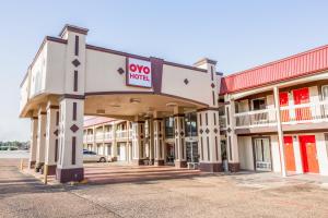 a building with a no motel sign on the front at OYO Hotel Tyler Northwest Mineola Hwy in Tyler