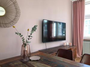 Televízia a/alebo spoločenská miestnosť v ubytovaní Apartament stare miasto