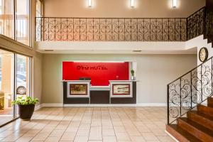 a lobby of a hotel with a red wall at OYO Hotel Tyler Northwest Mineola Hwy in Tyler