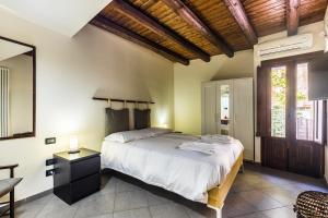 ein Schlafzimmer mit einem großen Bett in einem Zimmer in der Unterkunft La casetta al Massimo by DomuSicily in Palermo