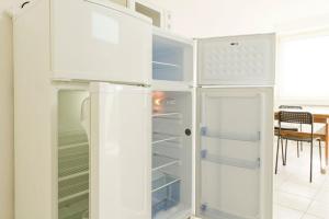 een witte koelkast met de deur open in een keuken bij Ferienwohnung Zidane in Wertheim