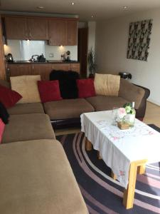 uma sala de estar com um sofá e uma mesa em Riverheights very near SSE Hydro em Glasgow