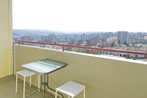 een tafel en 2 stoelen op een balkon met uitzicht bij Ferienwohnung Zidane in Wertheim