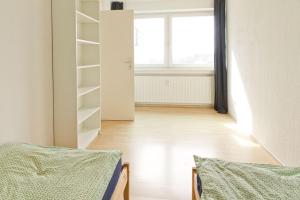 een woonkamer met een bed en een raam bij Ferienwohnung Zidane in Wertheim