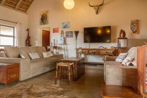 Ukuthula Bush Lodge tesisinde bir oturma alanı