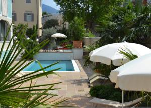 Bazén v ubytování Hotel Leon d'Oro nebo v jeho okolí