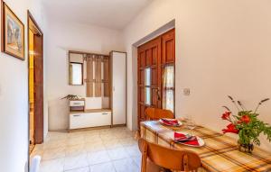 - une salle à manger avec une table et des chaises dans l'établissement Apartment Lorencin Milka, à Medulin 124 autres photos
