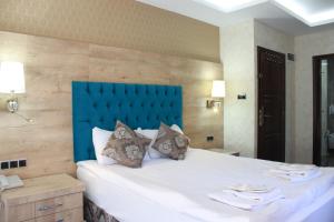 Postel nebo postele na pokoji v ubytování Ayder Hasimoglu Hotel