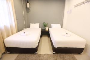First Residence客房内的一张或多张床位