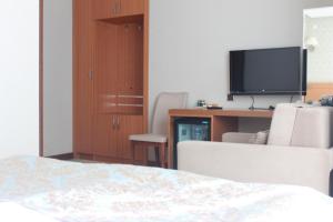 TV a/nebo společenská místnost v ubytování Ayder Hasimoglu Hotel